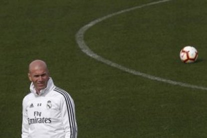 Zinedine Zidane, técnico del Madrid, durante el entrenamiento de este domingo del primer equipo.-EFE