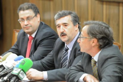 Germán Martínez (izq) y Tomás Fisac durante una rueda de prensa de Caja Rural.