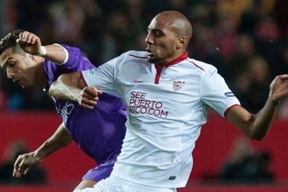 Cristiano Ronaldo y N'Zonzi, este domingo en el Pizjuán.-AFP / JORGE GUERRERO