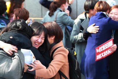 Manifestantes a favor del aborto celebran la decision este jueves del Tribunal Constitucional en Seúl.-EL PERIÓDICO