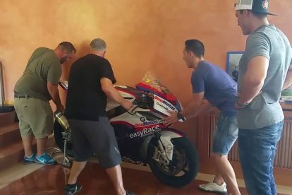 Aleix y Pol visitan a la familia del piloto, fallecido en Laguna Seca, en la localidad pontevedresa de Moaña.-Foto: YOUTUBE