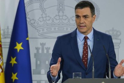 El presidente del Gobierno, Pedro Sánchez, tras comunicar al Rey la composición del Gobierno de coalición.-EFE / PACO CAMPOS