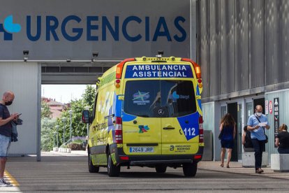 Una ambulancia traslada a un paciente a Urgencias del Hospital Universitario de Burgos (HUBU). TOMÁS ALONSO.