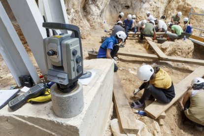 Cada yacimiento cuenta con red wifi, estación total, ordenador para procesar la información, PDA para registrar los hallazgos e impresora de etiquetas. SANTI OTERO