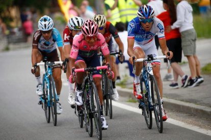 Nairo Quintana y sus acompañantes en plena ofensiva durante la penúltima etapa del Giro.-LUCA BETTINI / AFP