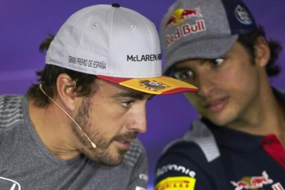 Fernando Alonso atiende a Carlos Sainz.-EFE / ALEJANDRO GARCIA