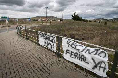 Pancartas contra las barracas en el entorno de Villatoro. TOMÁS ALONSO