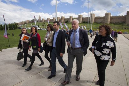 El secretario general del PSOE de Castilla y León y candidato a la Presidencia de la Junta, Luis Tudanca, y la candidata socialista a la Alcaldía de Ávila, Yolanda Vázquez-Ical