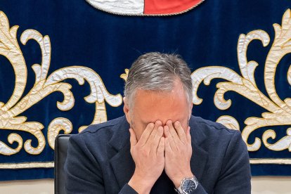 El presidente de las Cortes, Carlos Pollán, se tapa la cara durante la Junta de Portavoces.- ICAL