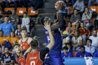 Thiam supera en el poste bajo al juego interior de Navarra en el primer partido de la temporada que terminó con victoria azulona por 30 puntos. ECB