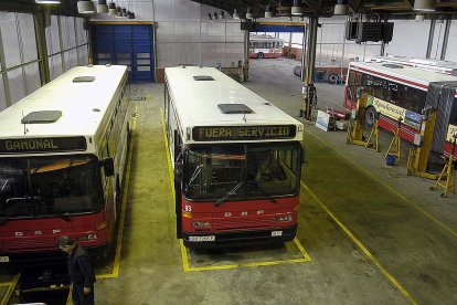 Las cocheras de los autobuses municipales se encuentran en la carretera de Poza. I. L. M.