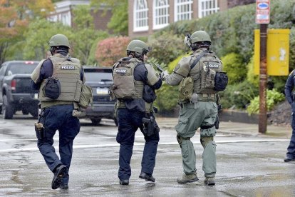 Policías, cerca de la sinagoga atacada en Pittsburgh-AP