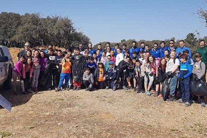 Los escolares se afanaron para aportar su pequeño granito de arena para favorecer la supervivencia del planeta con esta reforestación.-L.V.