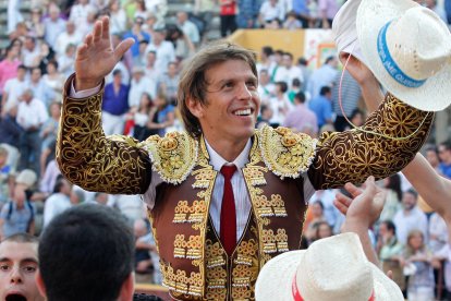 Manuel Díaz 'El Cordobés', en una de sus once salidas en hombros de la plaza de Burgos. SANTI OTERO