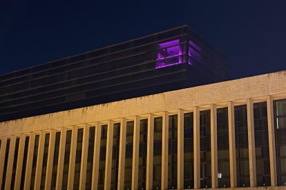 Despacho del PSOE en las Cortes iluminado de morado con motivo del Día Internacional de la Eliminación de la Violencia Contra las Mujeres.- E. M.