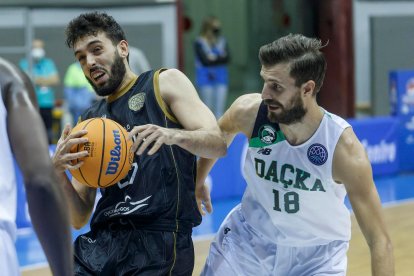 Marc García intenta superar la defensa del Darussafaka. SANTI OTERO