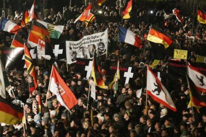 Manifestación del movimiento islamófobo Pegida, el pasado 12 de enero, en Dresde.-Foto: FABRIZIO BENSCH / REUTERS