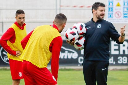 Fernando Estévez dirigió ayer en El Plantío su primera sesión de entrenamiento-Alba Delgado / BCF
