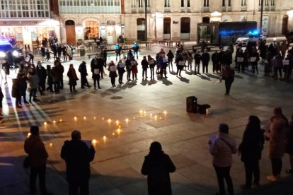 Imagen de la concentración en la plaza del Rey San Fernando. ECB