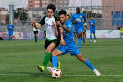 Javi Gómez pugna con un jugador del Racing en un partido con el Fuenlabrada. ECB