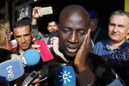 El senegalés Ngagne habla con los medios tras ganar el premio gordo de la lotería de Navidad.-EFE / CARLOS BARBA