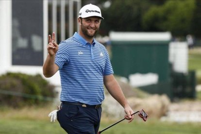 Jon Rahm saluda al público durante la tercera ronda del US Open.-ETIENNE LAURENT (EFE)