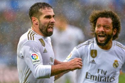 Carvajal (i) celebra el gol de la victoria del Madrid en Vitoria. Carvajal celebra el gol de la victoria del Madrid en Vitoria.-AFP