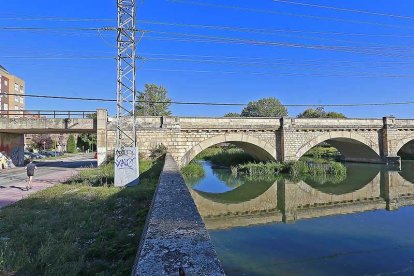 Las obras para derribar el puente impedirán el paso de vehículos y peatones durante un mes.-RAÚL G. OCHOA
