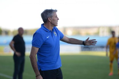 Paco Fernández da instrucciones a sus jugadores durante el duelo frente a la Arandina.-ALBERTO CALVO