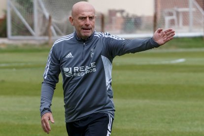 Calero ordena a sus jugadores durante un entrenamiento en La Deportiva. SANTI OTERO