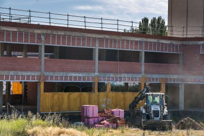 Una maquina trabaja en las retomadas obras del centro de salud de García Lorca. TOMÁS ALONSO