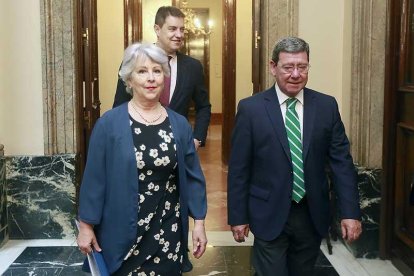 Rico y la alcaldesa charlan acompañados por el procurador Ángel Ibáñez.-R. O.