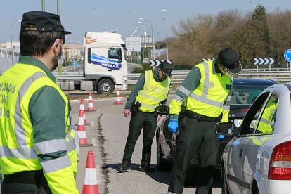 Imagen de un control de la Guardia Civil. RAÚL G. OCHOA