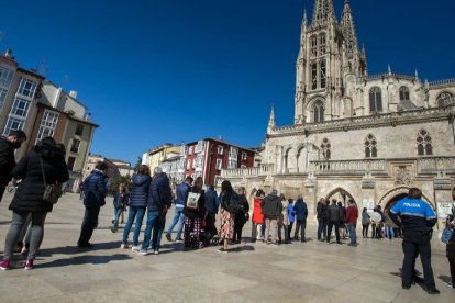 Un grupo de turistas hacen cola para entrar en la Catedral de Burgos. TOMÁS ALONSO