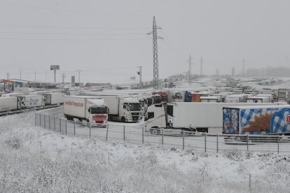 Camiones embolsados en la N1 a su paso por Burgos.ICAL