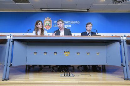Carolina Álvarez, Javier Lacalle y César Barriada en la comparecencia de ayer en la sala de prensa. RAÚL G. OCHOA