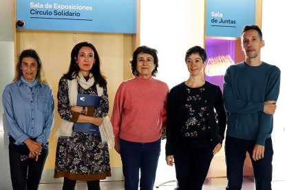 La directora general de la Fundación Círculo, Laura Sebastián (segunda por la izq.), junto a varios profesores de los clubes culturales. AGENCIA RIVES