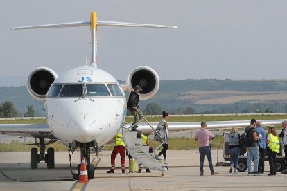 Varios pasajeros en la pista del aeropuerto de Villafría. ECB