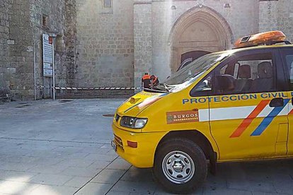 Efectivos de Protección Civil acordonan la zona del monasterio en la que se produjo el desprendimiento.-J.M.P.