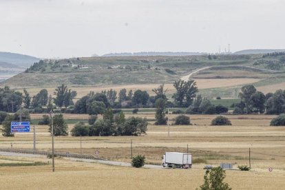 Desde este punto el nuevo tramo irá desviándose hacia el oeste para evitar un túnel en el monte y tener que excavar material innecesariamente.-SANTI OTERO