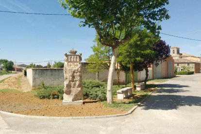 La escultura de Salaguti luce ya a la entrada de la villa tras retirarse de la plaza para su arreglo.-ECB