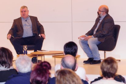 Vázquez Taín y García Ureta, durante la presentación del libro. ISRAEL L. MURILLO