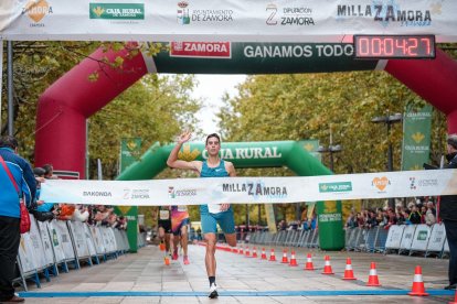 Jesús Gómez cruza la meta de La Milla de Zamora. Sportmedia