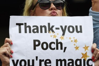 Una hincha del Tottenham muestra un cartel de apoyo a Pochettino en White Hart Lane-REUTERS / DYLAN MARTÍNEZ