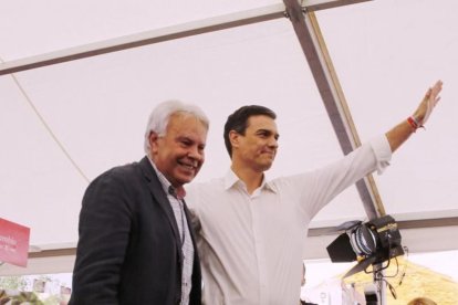 Felipe González y Pedro Sánchez, durante un mitin en Madrid el pasado 24 de junio.-AGUSTÍN CATALÁN