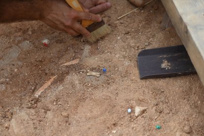 Los yacimientos de Atapuerca esconden fósiles únicos, el trabajo en el laboratorio extrae hasta el último gramo de información situando al equipo de investigación en la élite. SANTI OTERO