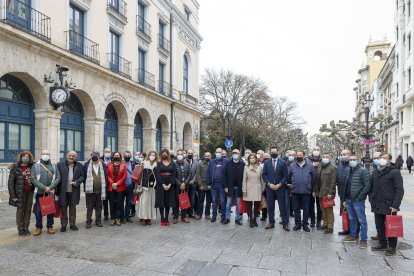 Foto de familia del homenaje con los trabajadores y representantes municipales. SANTI OTERO