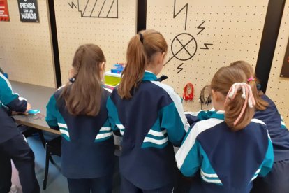 Alumnas del CRA Campos Góticos de Valladolid durante una actividad. E.M.