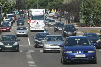 Vehículos circulando por una calle de la localidad.-RAÚL G. OCHOA