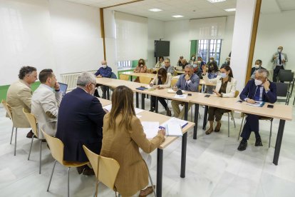 Un momento de la reunión del pleno del Consejo Social, en una sala del Centro Cívico de san Agustín. SANTI OTERO